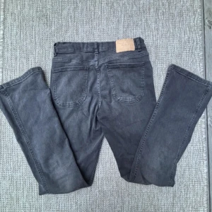 Grå bootcut jeans från Zara - Snygga grå jeans från Zara med bootcut. Jeansen har flera knappar framtill.💗💗