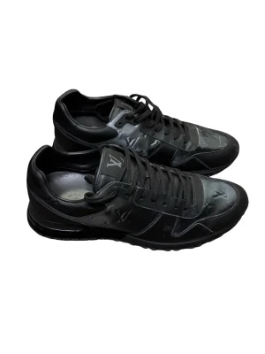 Louis Vuitton skor Run Away - Skriv för fler bilder  Färg - Svart  Märke - Louis Vuitton  Storlek - 10.5/ 45  Skick- Väldigt bra skick