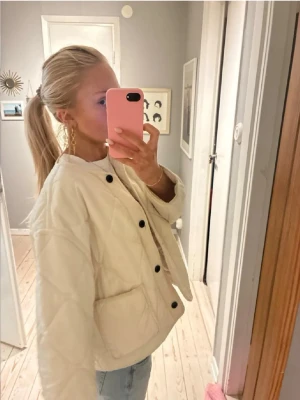 Vit quiltad jacka med knappar - Så fin jacka från Zara!! Så skön o lätt o styela men fortfarande snygg🙌🙌