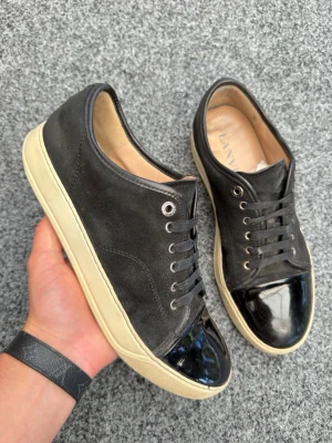 Lanvin uk8 svart - Säljer dessa sjukt feta o fräscha lanvins i uk8 som motsvarar 42. Skick 8/10 begagnade men fortfarande fint skick! Nypris 5200kr. Box+ dustbag ingår! Fraktar samma dag som köp! Mvh 🤩