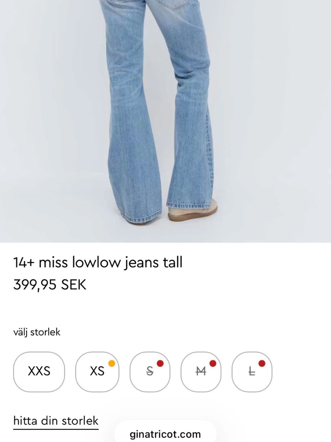 Ljusblå utsvängda jeans tall