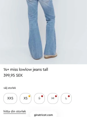 Ljusblå utsvängda jeans tall - Säljer dessa eftertraktade jeans i storlek S, som är slutsålda. Används en gång så nyskick. Klicka INTE på köp nu utan skriv till mig först om pris osv.💘