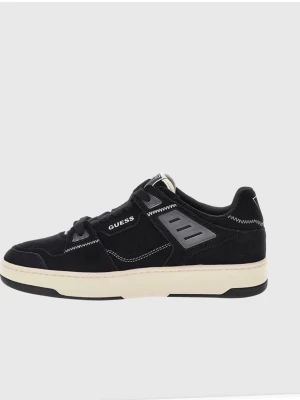 Svarta sneakers från Guess - Stilrena svarta sneakers från Guess med vit sula och kontrastsömmar. Ovandelen är i mockaliknande material med detaljer i grått och vitt. Klassisk låg modell med snörning och logga på sidan och plösen. Perfekta för en trendig streetwear-look.