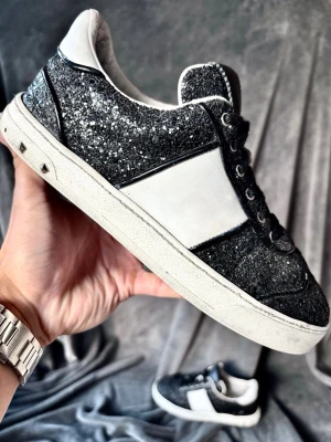 Valentino flycrew skor - Saknar lite nitar 