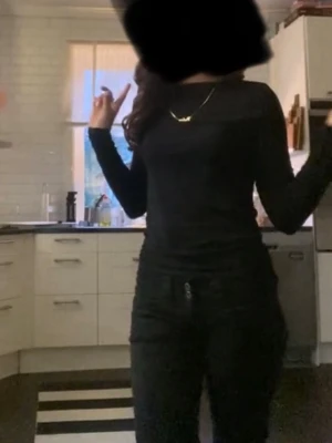 Långärmad tröja  - Svart tunn långärmad tröja från lager 157, den har en rund hals men brukar vända på den så det är i ryggen istället så därför ser den rak ut på bilden. Kan skicka mer bilder om det behövs och vill få bort den så pris kan absolut diskuteras