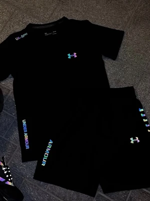 Svart under armour sett pris går att ändra  - Hej! Säljer ett jätte fint under armour Set helt ny med pris lappen kvar orginal påse med följer helt perfekt för träningen eller något annat den passar folk mellan 165-175 ungefär pris ändrats såklart 
