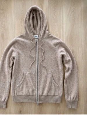 Kashmir hoodie ifrån john henric  - Fin kashmir hoodie ifrån john henric ända defekter är att de finns ett litet hål på högra axeln men inget man tänker på och ser när man har på sig den. Pris går att diskutera. Hör av er vid minsta lilla fråga. Mvh WallstenCloset 