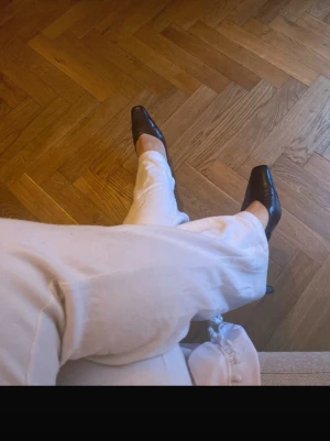 Bruna klassiska pumps med låg klack - Stilrena bruna pumps med låg klack och spetsig tå. Skorna har en elegant och tidlös design med slät yta i skinnliknande material. Perfekta för dig som gillar en chic och enkel look. Skorna är lite stora storleken då de passar mig som är storlek 38, bara lite trånga i tårna för mig.