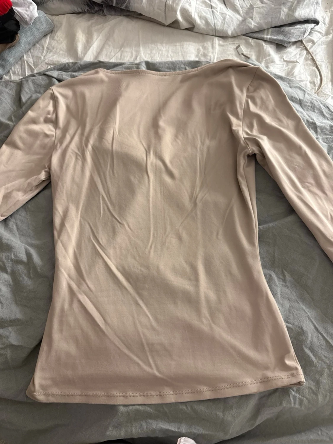 Beige långärmad topp med fyrkantig ringning - 1