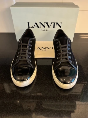 Lanvin Skor - Feta Lanvin skor i svart | UK 11 som motsvarar ca 45 | Dem är i ett grymt och skick få tecken av användning | Lanvin-dustbag följer med | Tveka inte att kontakta oss vid minsta fundering!