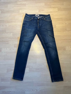 Neuw jeans mörkblå  - Säker ett para skitsnygga still rena jeans från Neuw nypris 1200kr inget tecken på slitage eller liknande stl 32:32