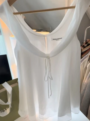 Revolve Topp - Otroligt vacker topp från Revolve / Amanda Uprichard. Helt nyköpt och oanvänd, nypris: 2.223kr SEK
