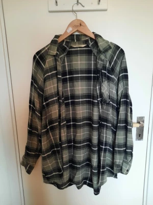 Grön rutig skjorta - Ljusgrön/svart rutig skjorta från H&M. Baggy fit. Den är storlek 170 vilket motsvarar S. Materialet är bomull och viskos ☀️