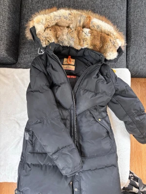Svart dunjacka från Parajumpers - Saknas en sån grej man drar upp dragkedjan med därav priset. Billig att laga. 