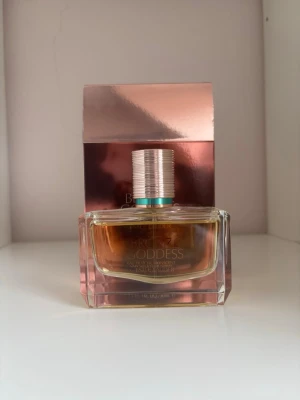 Estee Lauder bronze goddess parfym - Estee Lauder bronze goddess parfym 50 ml. Endast testad. Orginalförpackningen medföljer🤍