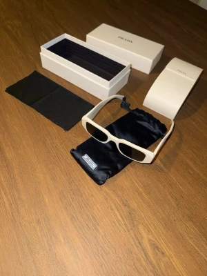 Prada solglasögon  - Säljer Prada vita solglasögon helt nya med låda och kvitto.