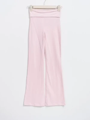 Rosa yoga pants från Gina!! - Supersköna ljusrosa yoga pants. Tillverkade i ett mjukt och stretchigt material. Enkel och stilren design utan synliga detaljer. Säljs då de inte kommit till användning.