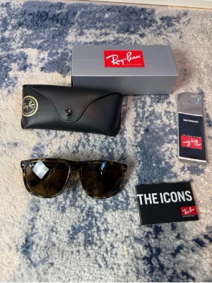 Ray-Ban Wayfarer solglasögon leopard - Säljer ett par Ray-Ban Wayfarer solglasögon med leopardmönstrad båge och bruna glas. Klassisk modell som kommer med originalfodral, putsduk och box. Perfekta för dig som vill ha en tidlös och trendig look i solen.