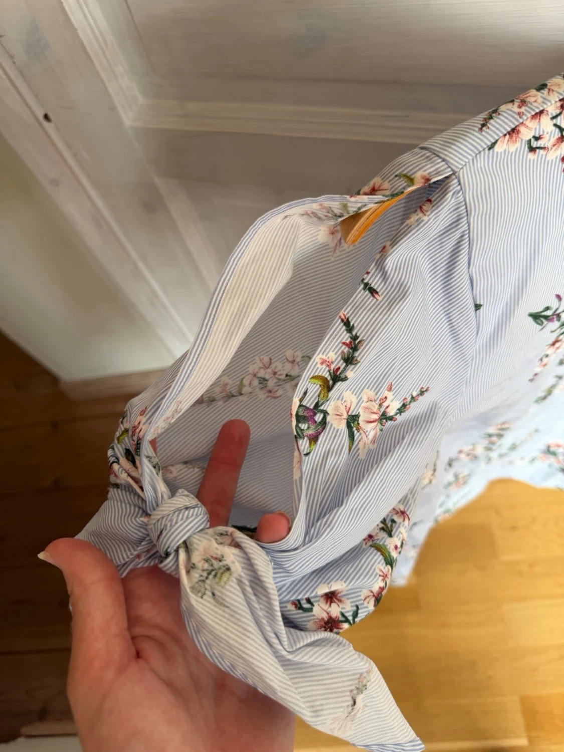 Blommig blus med knytärmar - 2