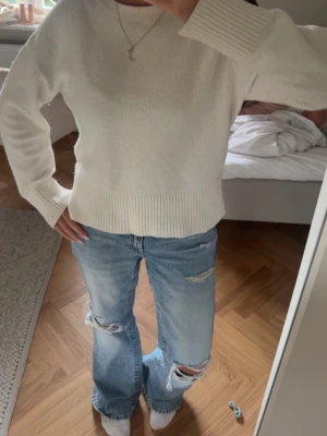 Vit stickad tröja - Säljer en enkel och stilren vit stickad tröja, 
