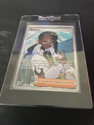 Pokémonkort Naveen Trainer - Säljer ett Pokémonkort med karaktären Naveen från Trainer-serien. Kortet har färgstark illustration med blå, vit och orange bakgrund och text på engelska. Kortet ligger i ett genomskinligt plastskydd och är perfekt för samlare eller Pokémonfans.