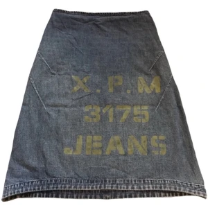 Vintage graphic maxikjol/ maxiskirt/ jeanskjol/ denimskirt, Ichi, y2k/ cyber/ alt/ 2000s/ 2000tal/ 00s/ 00tal - Supercool lång jeanskjol med text på från ICHI! 100% bomull, Midjemått 70cm Längd (61cm i fram) (64cm på baksidan)