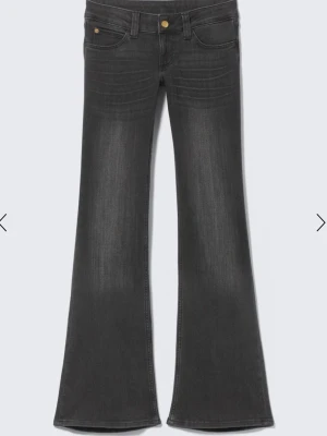 Svart/gråa jenas från weekday! - Säljer dessa slutsålda jeans från weekday, cheap monday. Mina är något mörkare i tvätten så lite mer svarta än på bilden men inprincip identiska! 
