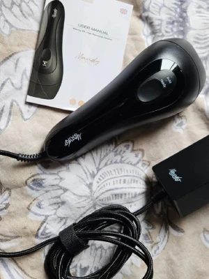 MandySkin Mandy IPL2.0- IPL-hårborttagning - Sälier en MandySkin Mandy IPL 2.0 för smidig hårborttagning hemma. Bygger pa samma IPL-teknik som används på salonger och har en inbyggd hudsensor som automatiskt anpassar intensiteten efter din hud Synlig minskning av hår efter cirka 3-4 behandlingar, med bästa resultat efter omkring 12 behandlingar. Passar for: Kvinnor: ben, armar, armhålor bikinilinie och ansikte under kindbenen. Män: axlar, bröst, rygg, armar, mage och ben.