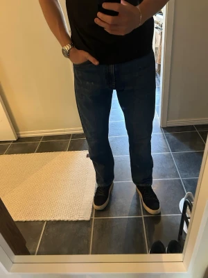 Levis jeans 551z 32/34 - Mörkblåa jeans från Levis. Stilrena och go färg. Är 188cm som referens till bilderna. 32/34 och nyskick.