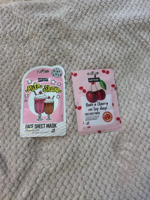 2 ansiktsmasker från Sence - Säljer två ansiktsmasker från Sence: en Milk Shake Face Sheet Mask med gulligt milkshake-tryck och en Cherry Face Sheet Mask med körsbärsmotiv. Båda är i rosa förpackning och veganska. Perfekt för en self-care kväll!