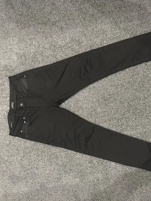 Svarta slim jeans från Jack and Jones  - Svarta slim fit jeans med klassisk femficksdesign och smal passform. Perfekta för en stilren och enkel look.