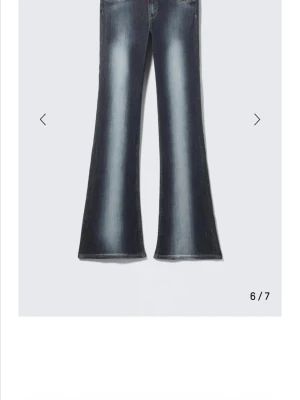 Blå utsvängda jeans med patch - Snygga blå jeans från Cheap Monday med utsvängda ben, lappen på baksidan av jeansen är avklippt alltså den lappen som är inringad på bild 2. Det är i storlek 28/30 och passar perfekt för mig i längden som är 160 men för stora i midjan kontakta för fler frågor Eller funderingar!!