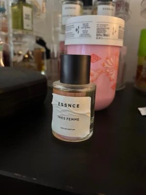 Essnce tres femme - Essnce parfym tres femme 🩷 använd ett par ggr. Det är den gamla etiketten som inte har samma klister som de nya som gör att den ser ut så ☺️