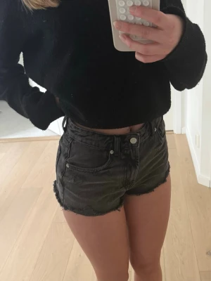 Svarta  jeansshorts - Snygga svarta jeansshorts med klassisk femficksdesign. Perfekta för sommaren och lätta att matcha med olika toppar.