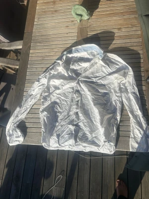 Vit skjorta från Stenströms - Klassisk vit skjorta från Stenströms med blå knappar och snyggt mönstrat blått tyg på insidan av kragen. Skjortan har lång ärm och är tillverkad i bomull. Perfekt för en stilren look.
