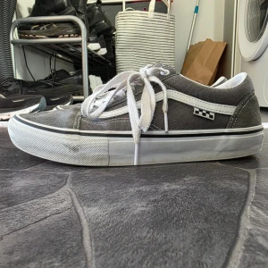 Vans Skate Old Skool – Pewter Grey/White – Strl 42,5 - Säljer ett par Vans Skate Old Skool i färgen Pewter Grey/White. Storlek 42,5. Använda max ~10 gånger, väldigt bra skick. Lite smuts på sulan men inget som syns när man har på sig dem. Säljs då de inte kommer till användning. 💸 Pris: 300 (SÄNKT PRIS)