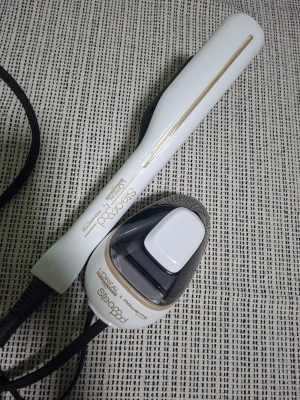 SteamPod 2.0 ångplattång vit - Säljer en vit SteamPod 2.0 ångplattång från L'Oréal Professionnel. Plattången har svart och guldiga detaljer, lång sladd och vattenbehållare för ångfunktion. Perfekt för att styla och platta håret med skonsam ånga.