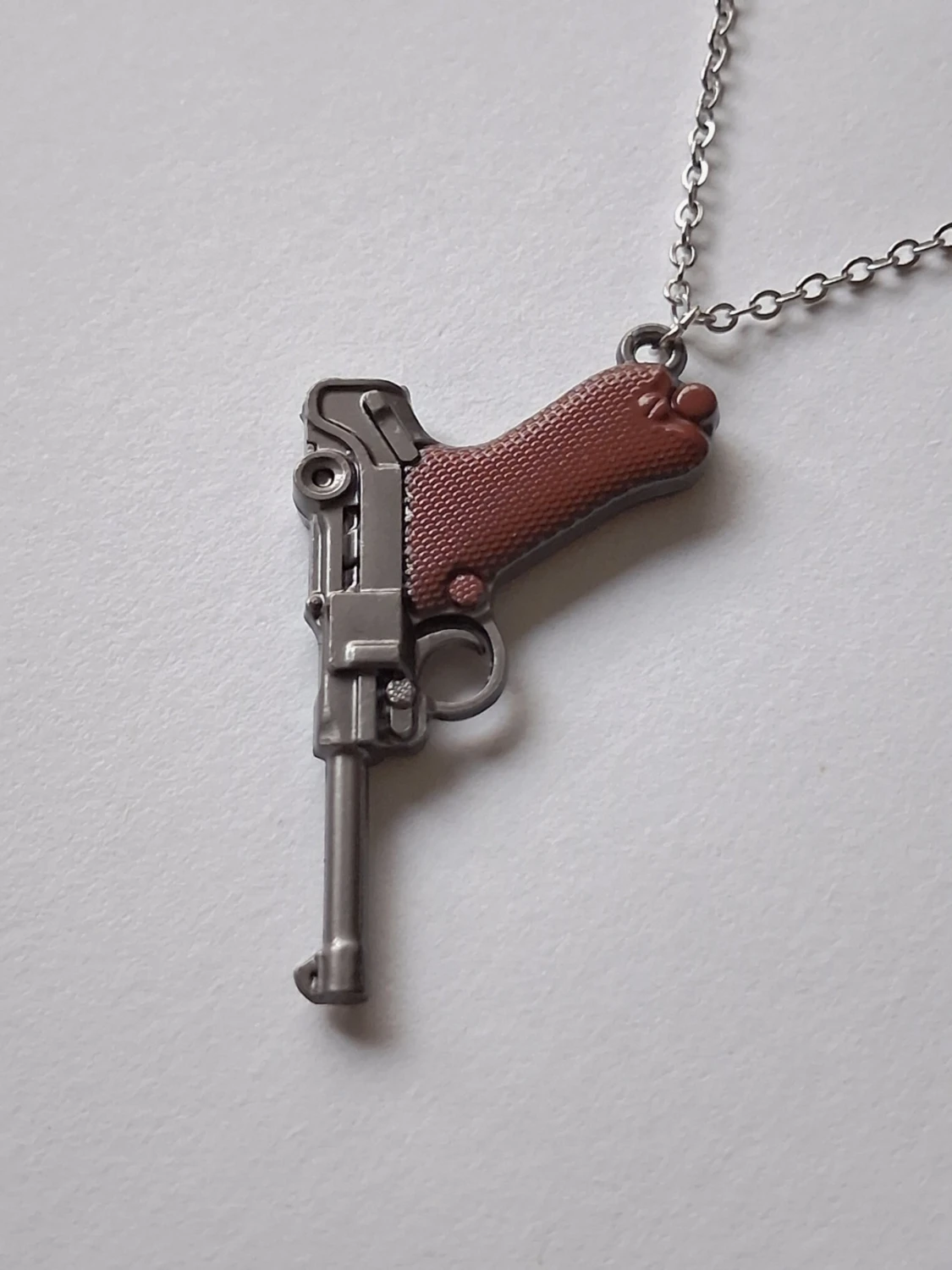 Halsband med pistolhänge i metall - 1