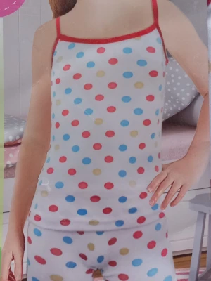 Prickigt linne och shorts-set barn 6 år - Sött underklädesset för barn 6 år med linne och shorts i vitt tyg med färgglada prickar i rött, blått och gult. Linnet har smala axelband och röd kant upptill. Perfekt för dig som gillar lekfulla mönster och mjuka material.
