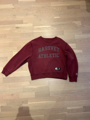 Rassvet x Russel Athletic crewneck - Samarbete mellan Gosha Rubchinskiy och Russel Athletic. Boxy fit, kort längd har du vanligtvis S/herr så passar denna 