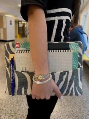 Zebramönstrad datorväska - Snygg datorväska med zebramönster i svart och vitt. Väskan har praktiska ytterfickor för block, pennor och andra småsaker. Perfekt för att bära med sig laptop och anteckningar till skolan eller jobbet. Stilren och trendig accessoar för dig som vill sticka ut.