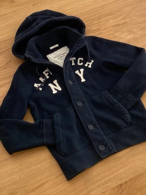  Abercrombie & Fitch cardigan - Säljer en riktig snygg Abercrombie & fitch Cardigan. Skicket är 10/10. Storleken är M. Priset kommer ligga på 899kr.