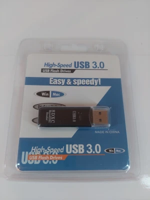 USB 3.0 SDXC Kortläsare - Smidig USB 3.0 SDXC kortläsare i svart plast som funkar till både Windows och Mac. Perfekt för att snabbt föra över filer från SD-kort till datorn. Kompakt design och enkel att använda, plug and play.