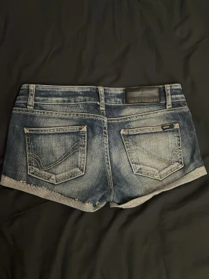 Jeans shorts low  - Har inte kommit till användning. Passar mig som brukar vara i storlek S och 34 i byxor. Skriv om ni har frågor💕 har sytt om dom till shorts