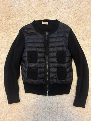 Moncler cardigan - Superfin moncler cardigan. M passar även S. Kan skicka fler bilder på qr kod och så. Köp via köp nu eller swish! 💞