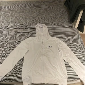 Emporio Armani zip hoodie - Säljer min emporio armani zip hoodie då den aldrig har kommit till användning eftersom den va för liten, storlek S. Hör av er vid funderingar!!!