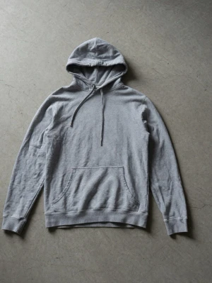 Grå Sunspel hoodie - En snygg och basic hoodie från Sunspel. Skriv vid minsta fundering. Ny pris ligger på 2000kr 
