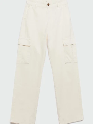 Vida cargobyxor i offwhite - Stilrena cargobyxor i offwhite med raka, vida ben och stora fickor på sidorna. Byxorna har klassisk cargomodell med bälteshällor och knappstängning. Perfekta för en avslappnad och trendig look. 