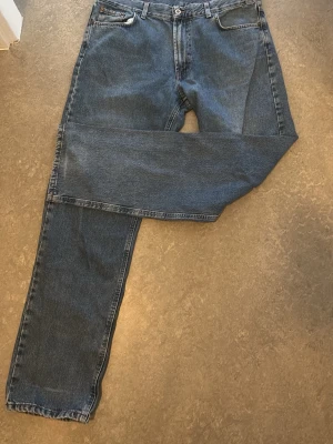 Casual blåa jeans - Säljer ett par blå straightleg jeans, de passar bra med det mesta, storlek: W38 L34