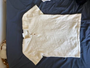 Beige Piké från John Henric - En väldigt fin Piké ifrån John Henric i beige. Perfekt till sommaren. Den är storlek M men är i merinoull och har tvättats 1 gång så den sitter lite tightare. Jag är 189 och 79kg och den sitter bra men tight på mig. Nypris ligger på 749kr, mitt pris 399kr. Tveka inte på att höra av er och priset är inte hugget i sten.